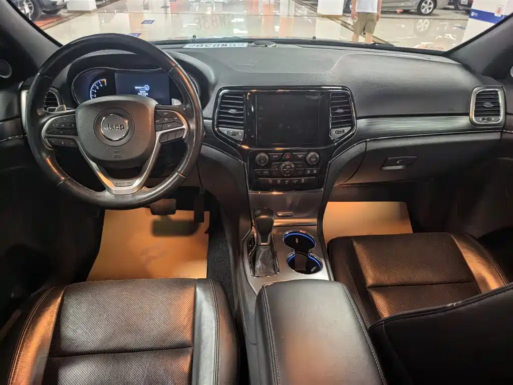 Jeep Grand Cherokee 2020 — фото 9