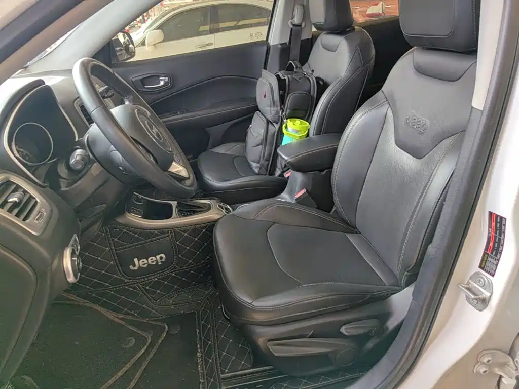 Jeep Compass 2018 — фото 15