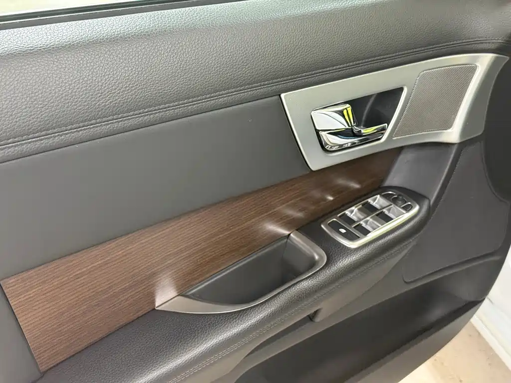 Jaguar XF 2016 — фото 15