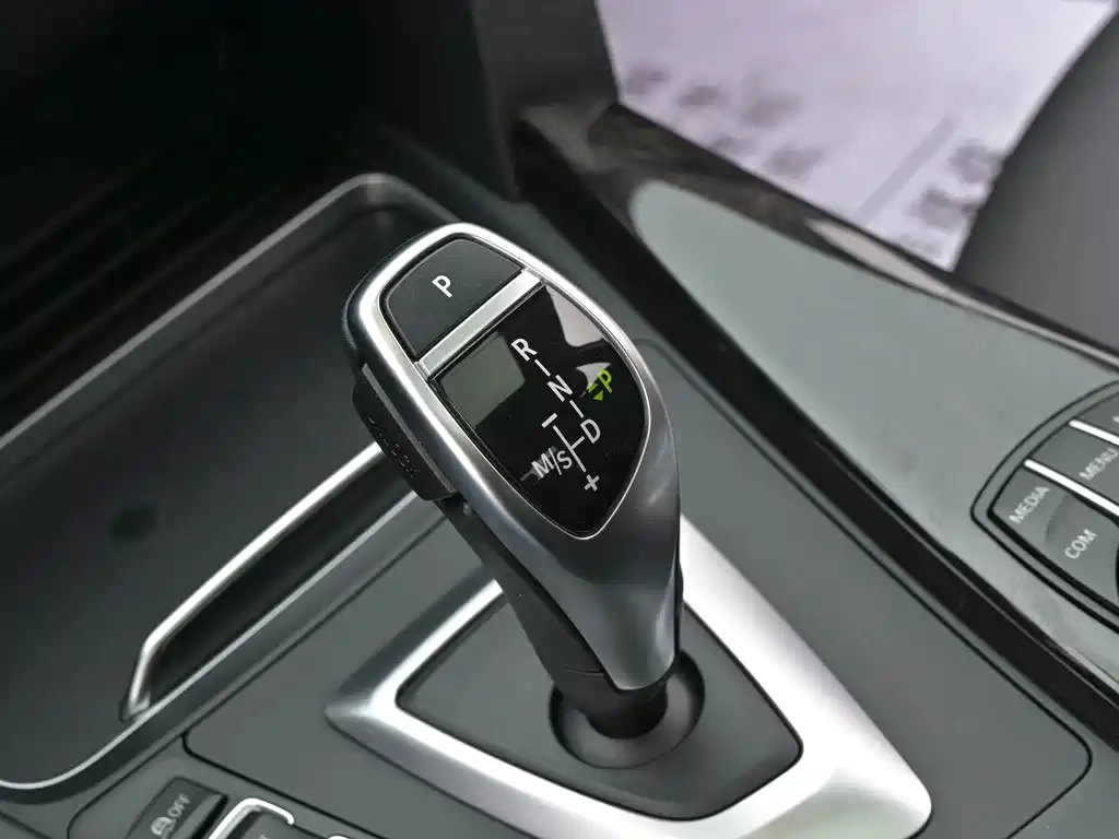 BMW 3 Series 2019 — фото 14