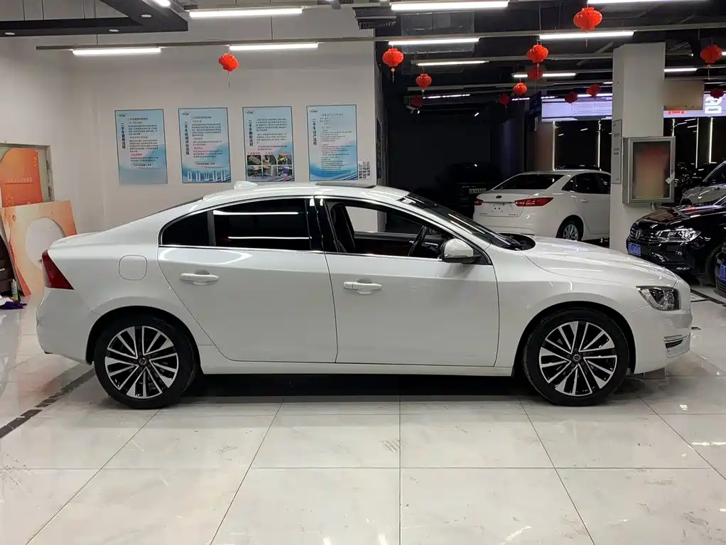 Volvo S60 2018 — фото 12