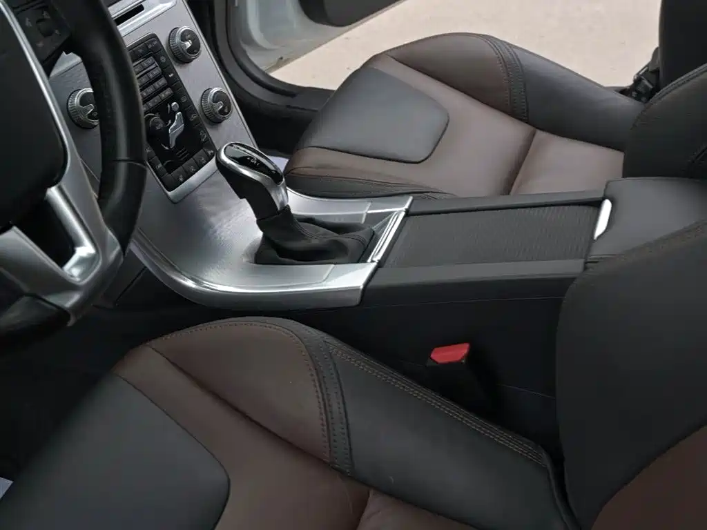 Volvo XC60 2017 — фото 15