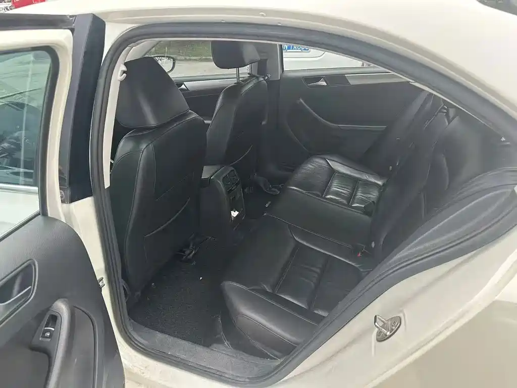 Volkswagen Sagitar 2013