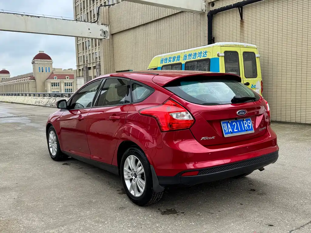 Ford Focus 2014 — фото 14