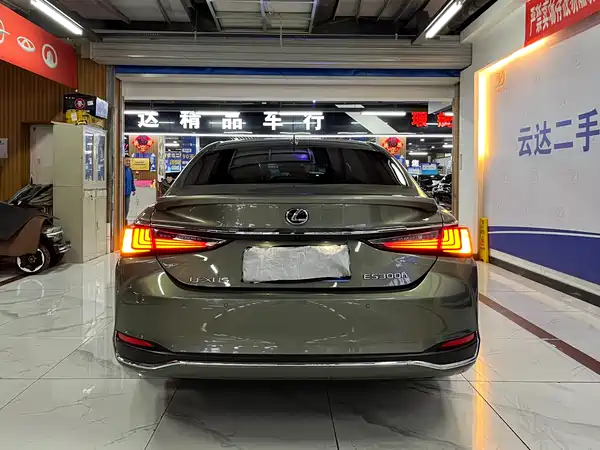 Lexus ES 2023