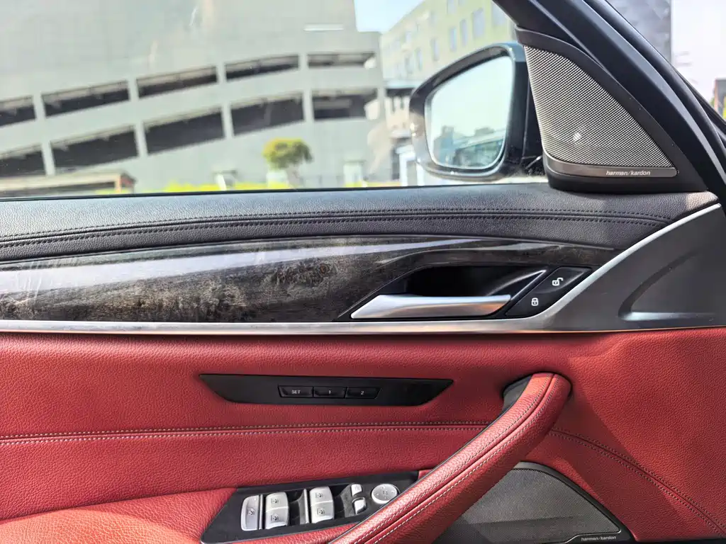 BMW 5 Series 2019 — фото 18