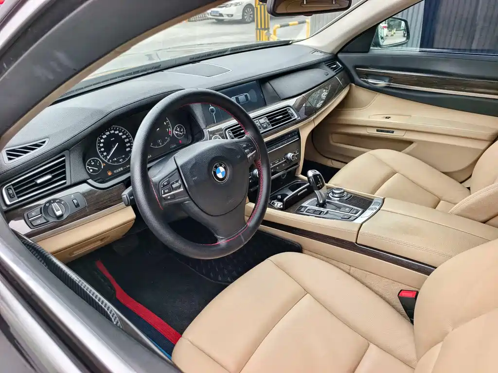 BMW 7 Series 2009 — фото 12