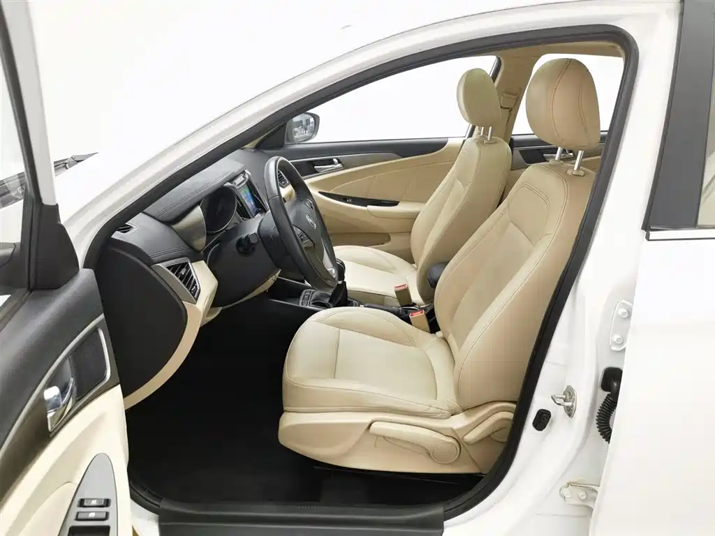 Changan Eado 2017 — фото 10