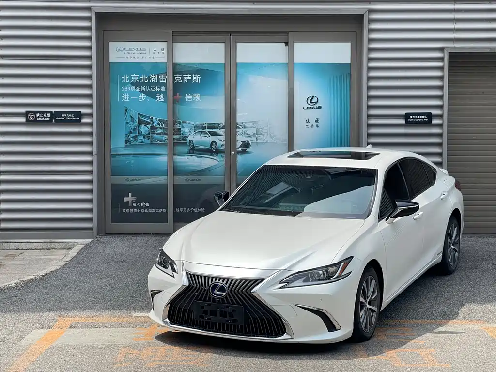 Lexus ES 2020 — фото 1