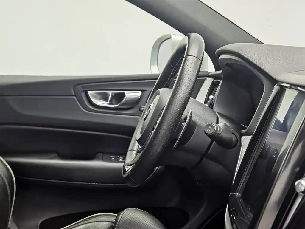 Volvo XC60 2018 — фото 22