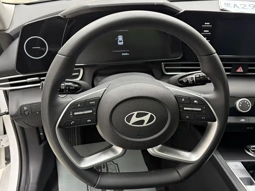 Hyundai Elantra 2023 — фото 10