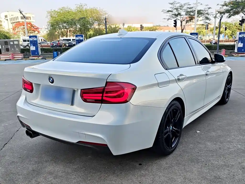 BMW 3 Series 2018 — фото 21