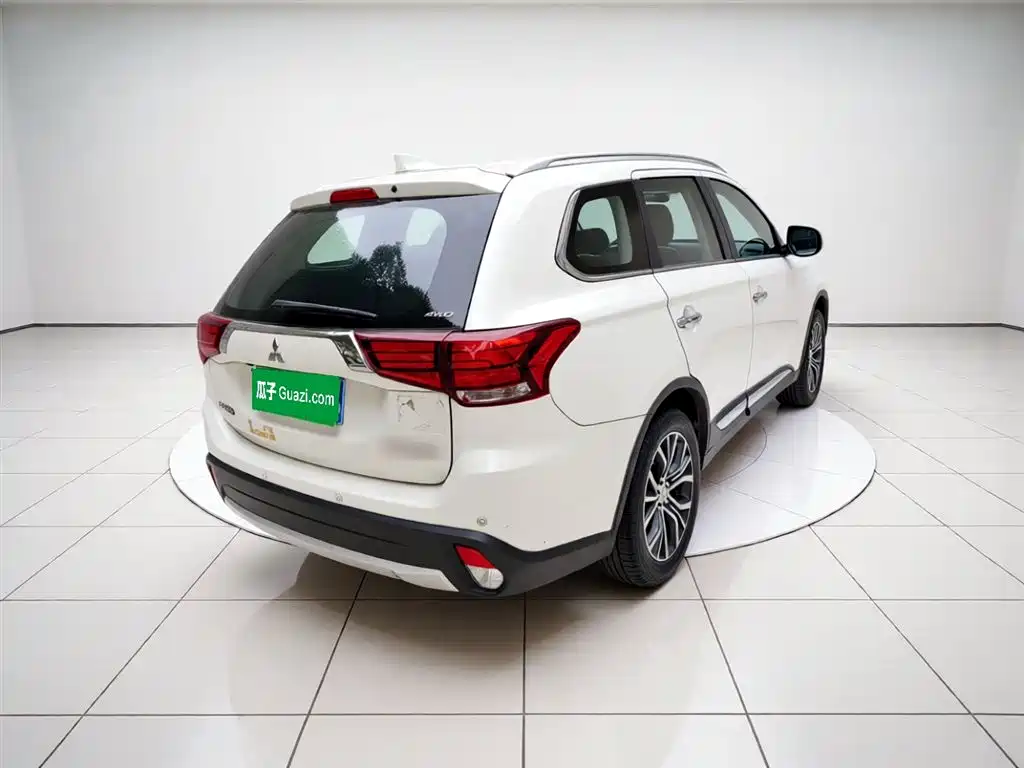 Mitsubishi Outlander 2017 — фото 4