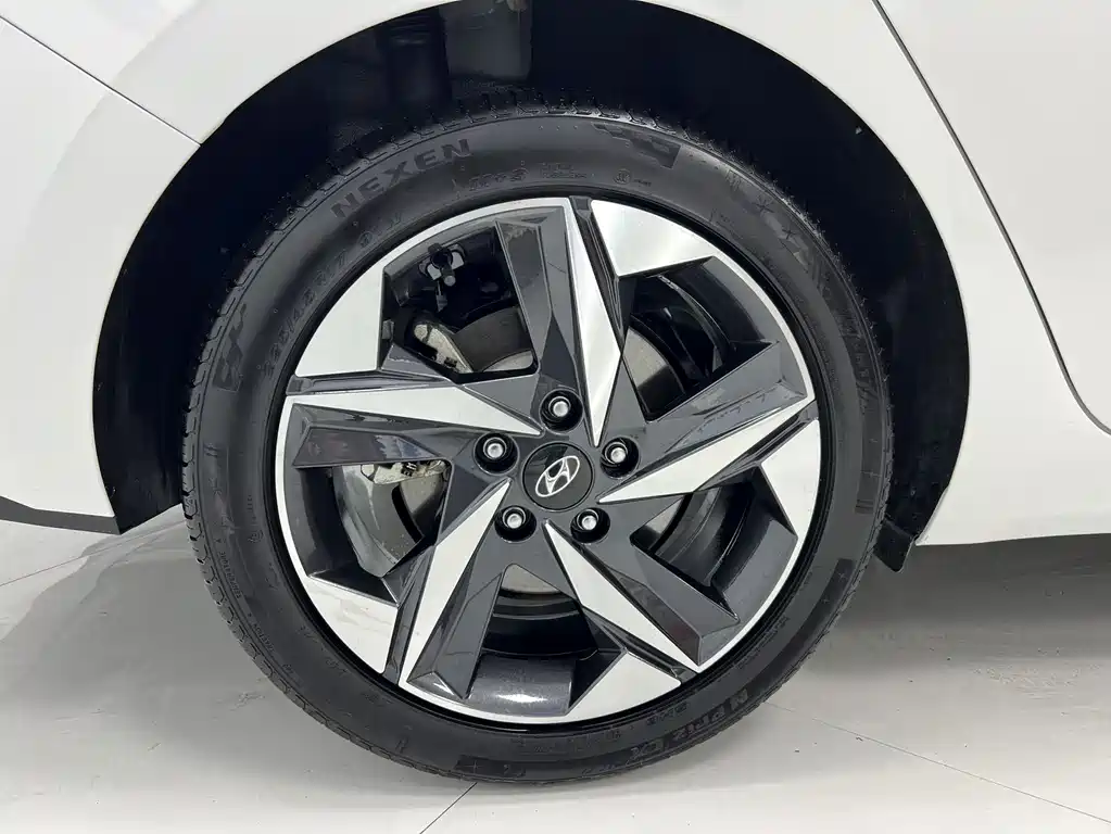 Hyundai Elantra 2022 — фото 19
