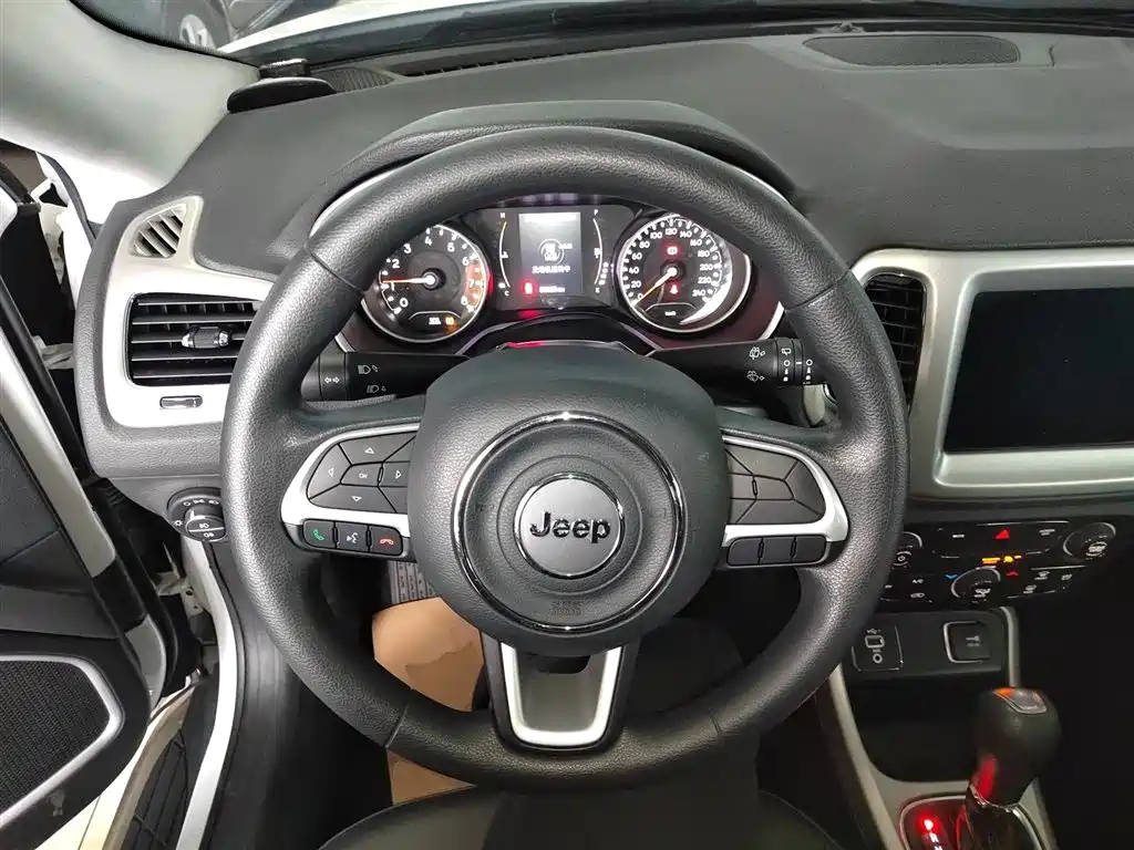 Jeep Compass 2021 — фото 11