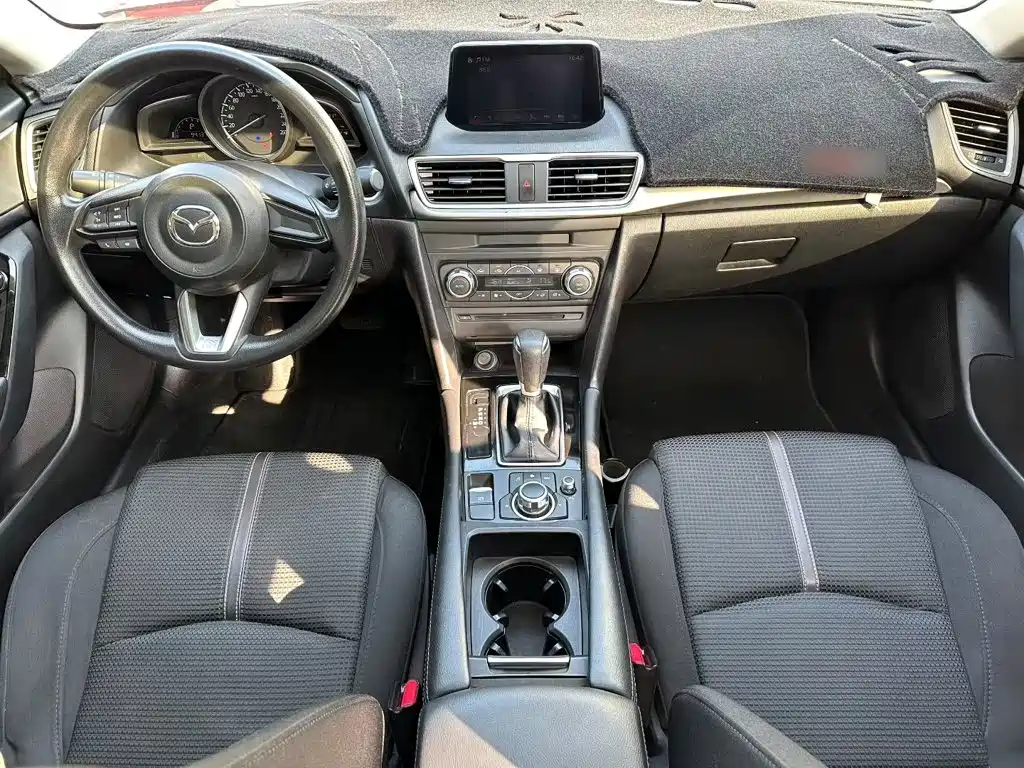 Mazda 3 Axela 2018 — фото 15