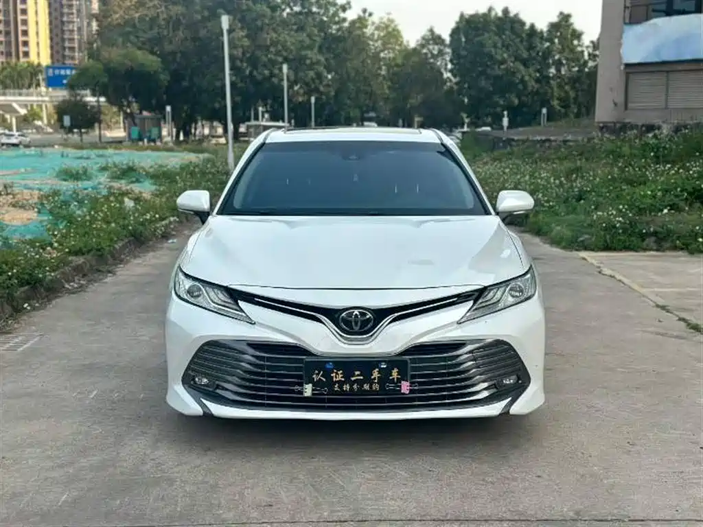 Toyota Camry 2019 — фото 2