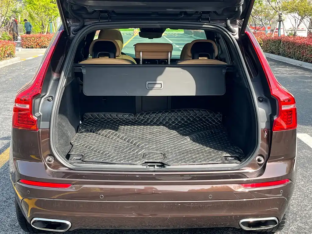 Volvo XC60 2019 — фото 18