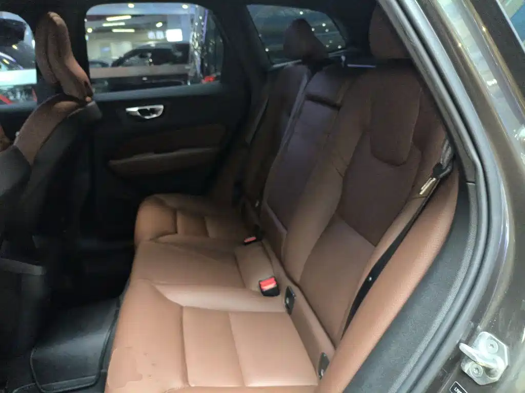 Volvo XC60 2020 — фото 13