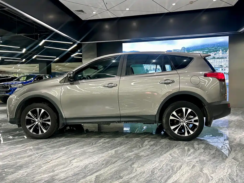 Toyota RAV4 2016 — фото 8