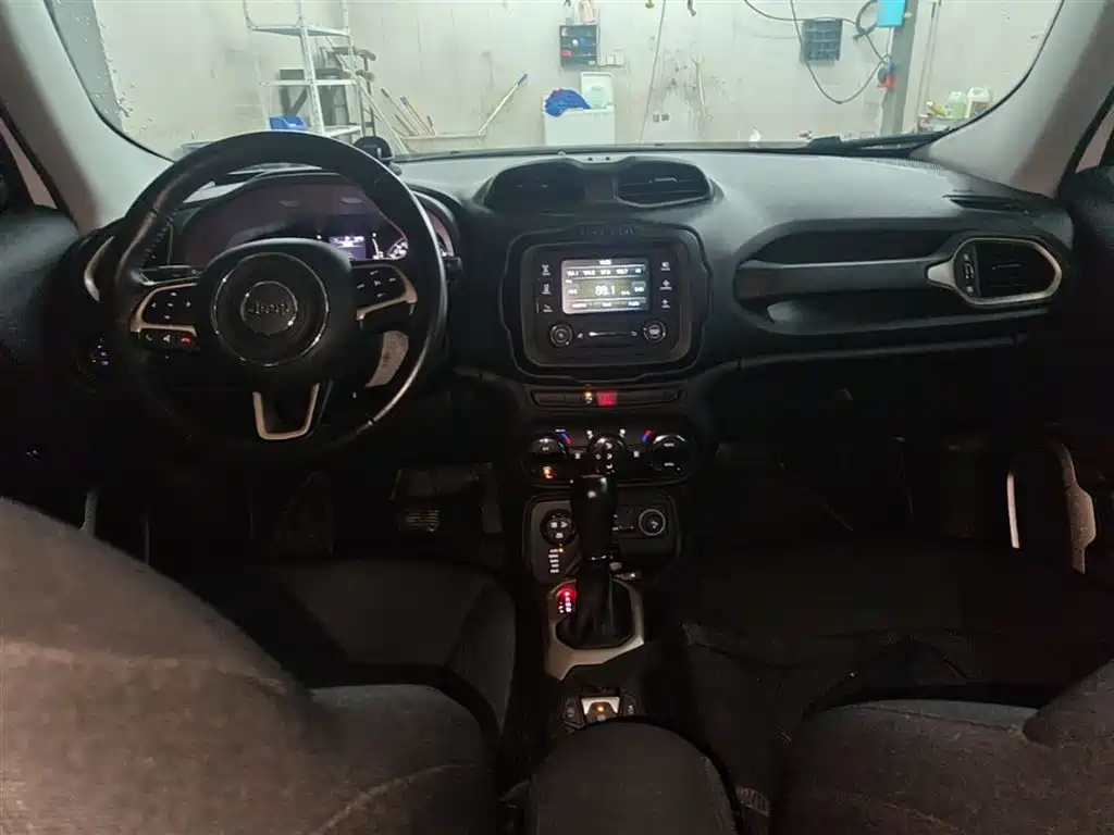 Jeep Renegade 2017 — фото 13