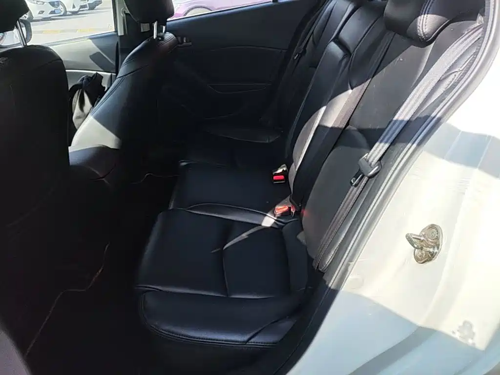 Mazda 3 Axela 2019 — фото 13