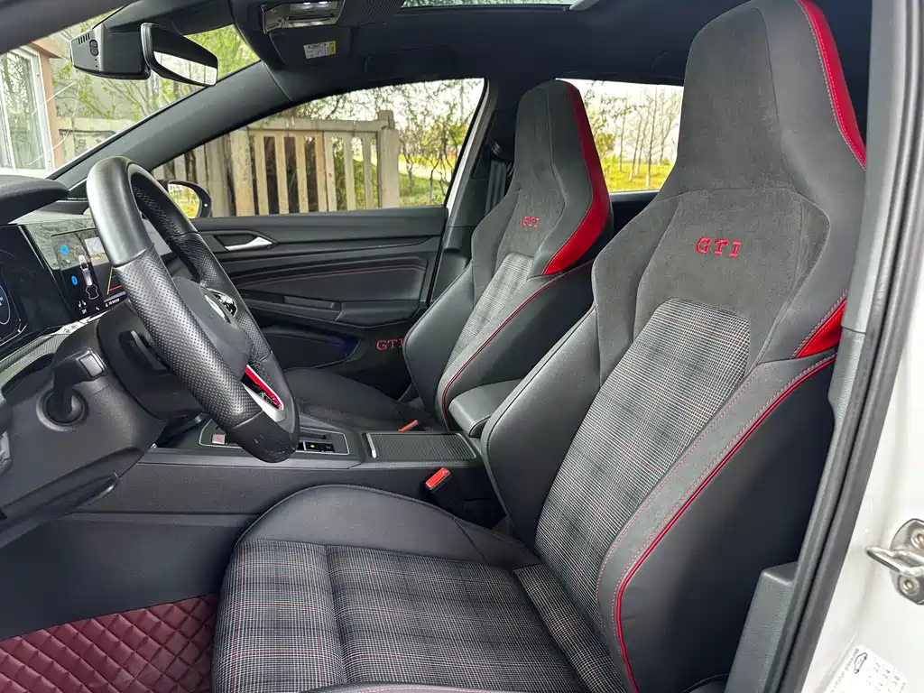 Volkswagen Golf GTI 2022 — фото 19