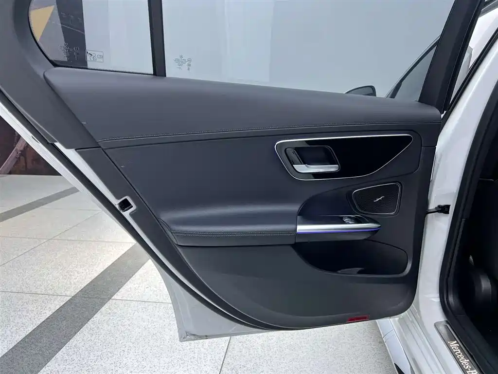 Mercedes-Benz C-Class 2024 — фото 13