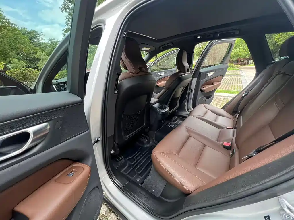 Volvo XC60 2022 — фото 13