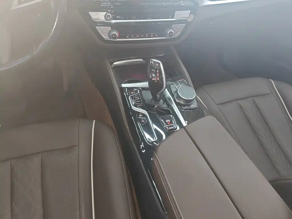 BMW 5 Series New Energy 2021 — фото 10