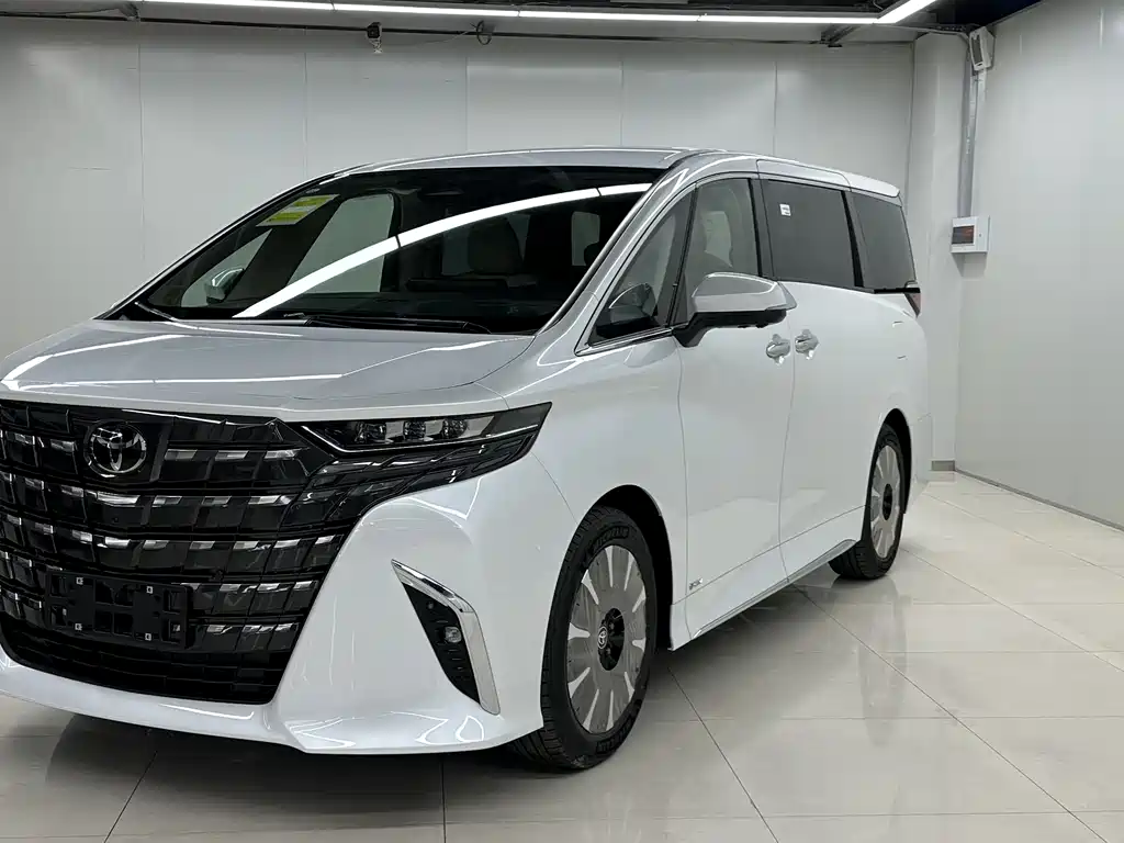 Toyota Alphard — фото 1