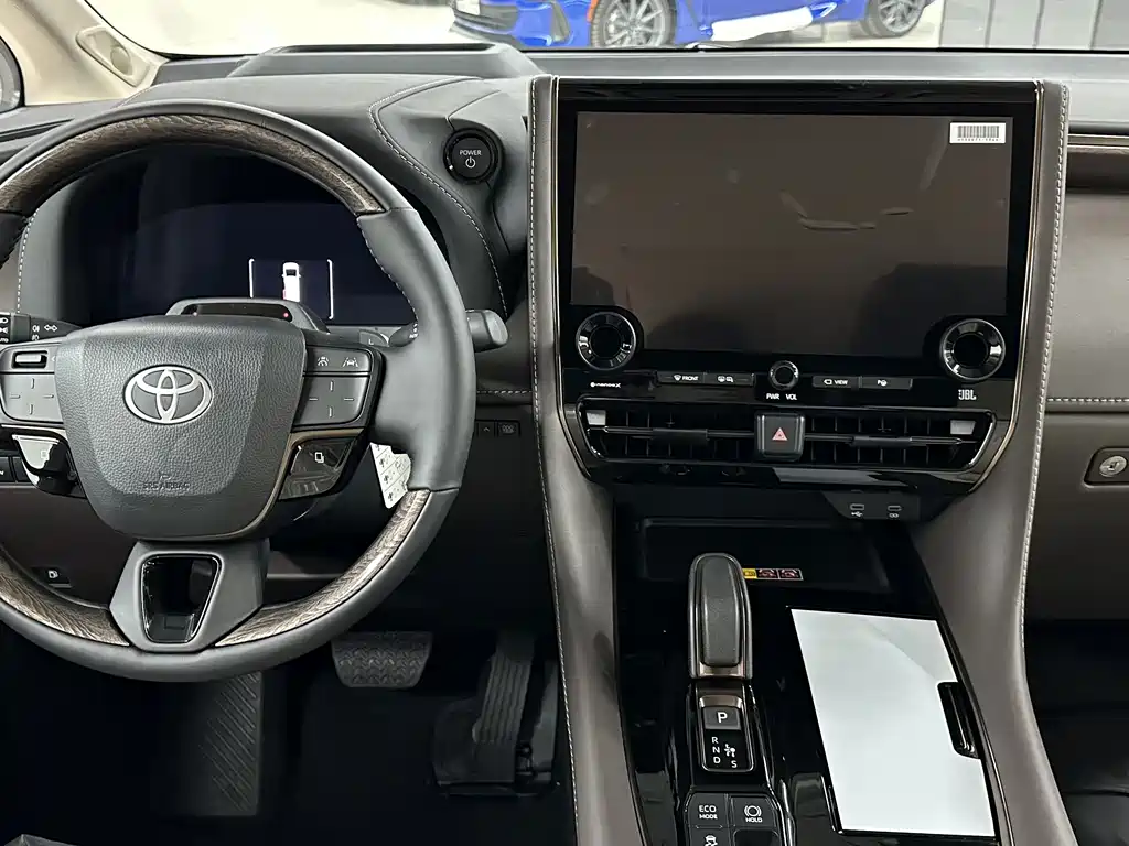 Toyota Alphard — фото 9