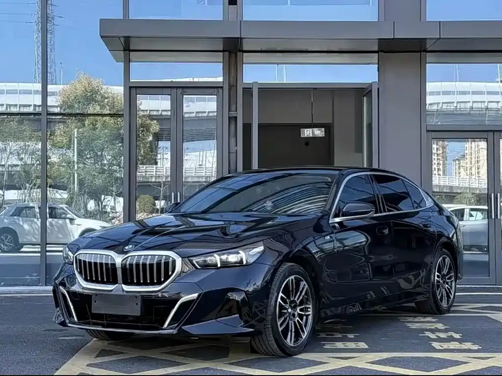 BMW 5 Series 2024 — фото 1