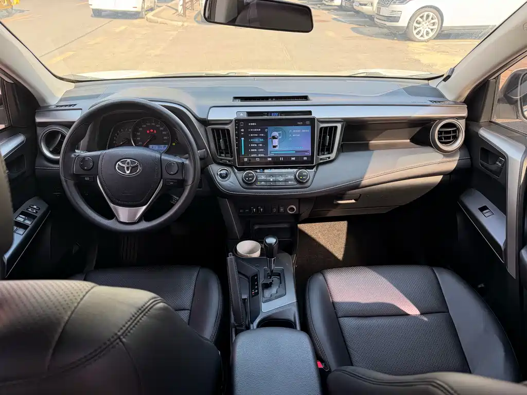 Toyota RAV4 2017 — фото 8
