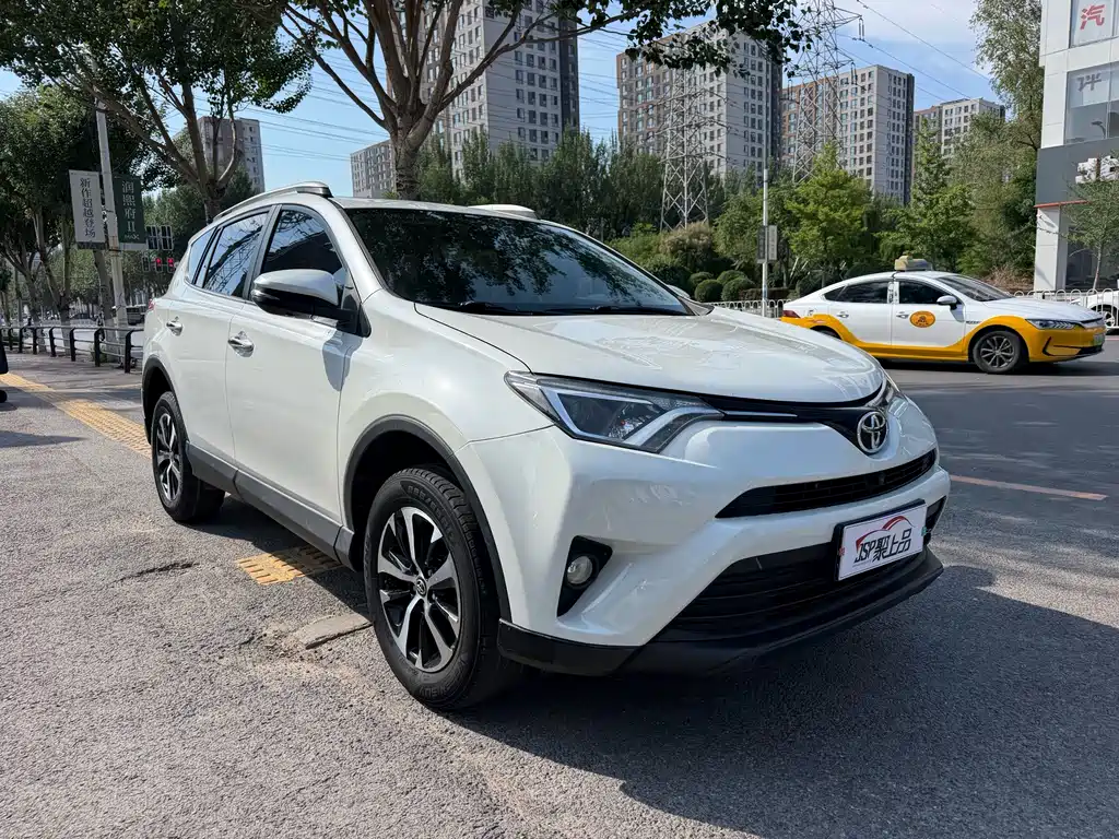 Toyota RAV4 2017 — фото 3