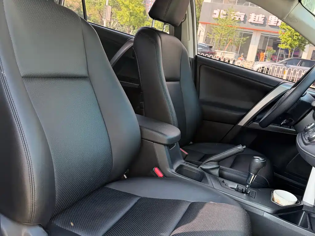 Toyota RAV4 2017 — фото 11