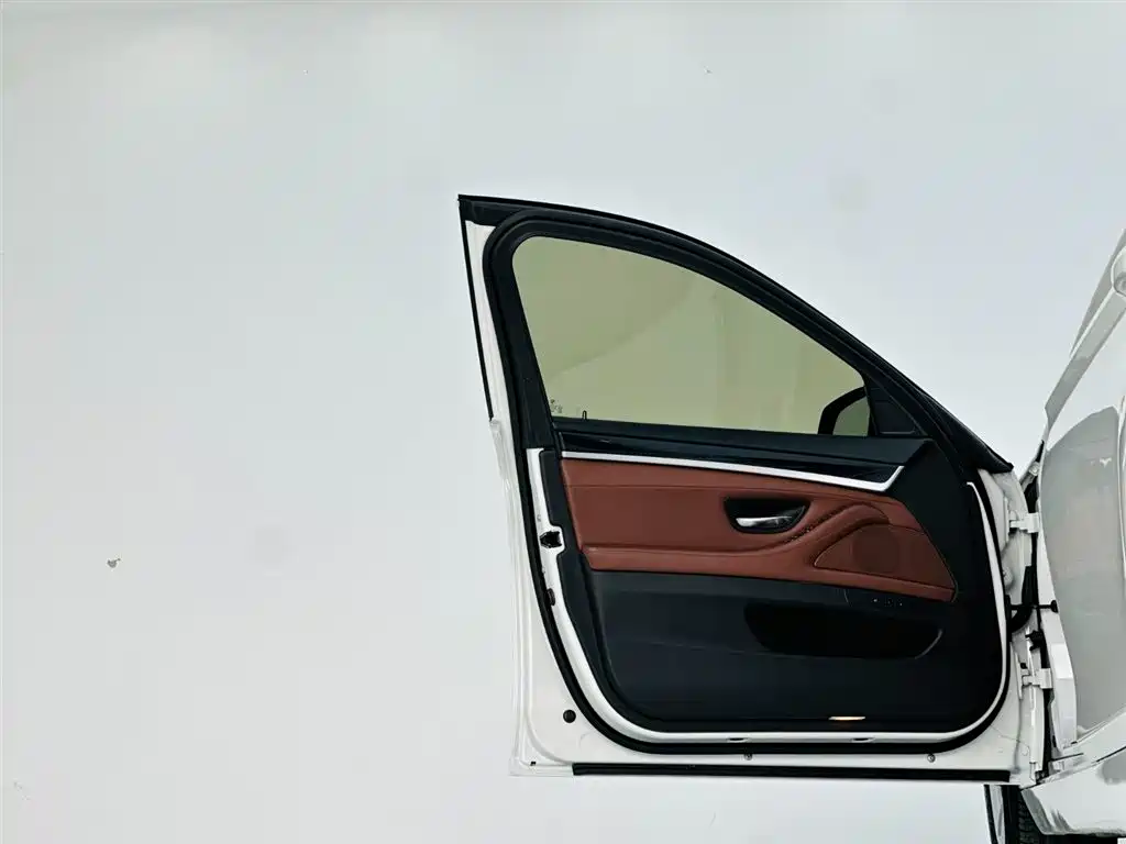 BMW 5 Series 2014 — фото 12