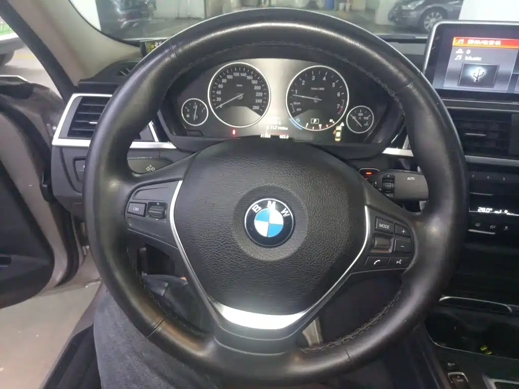 BMW 3 Series 2018 — фото 11