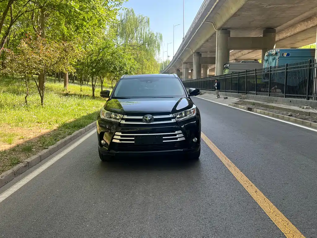 Toyota Highlander 2020 — фото 1