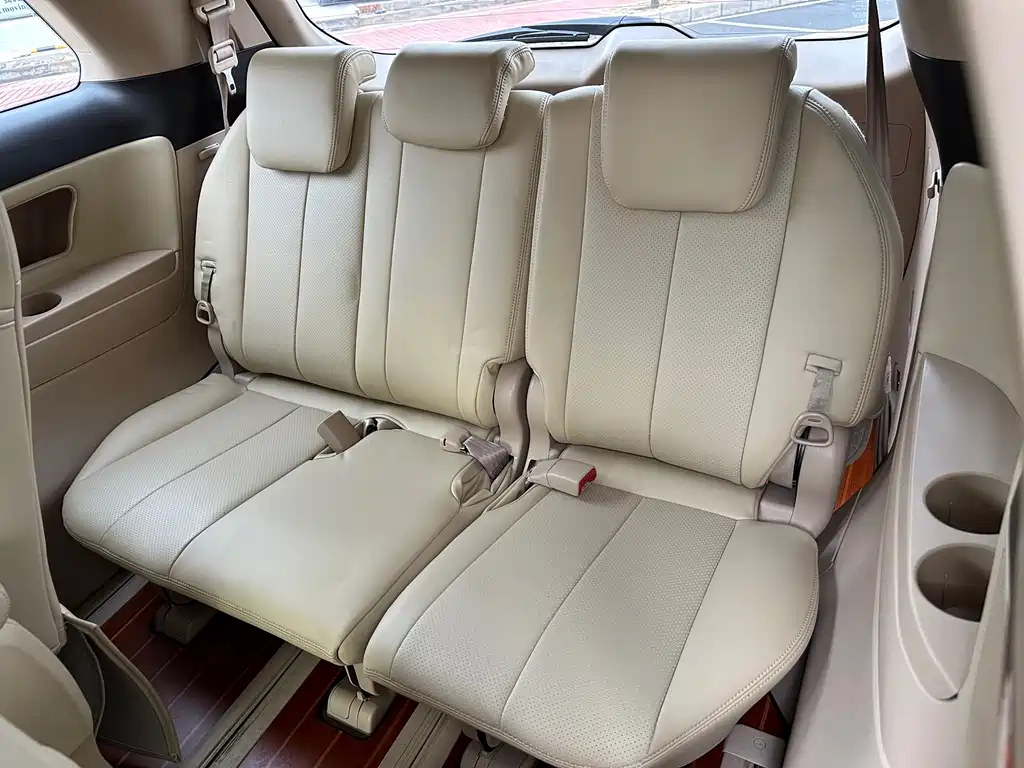 Toyota Previa 2017 — фото 12