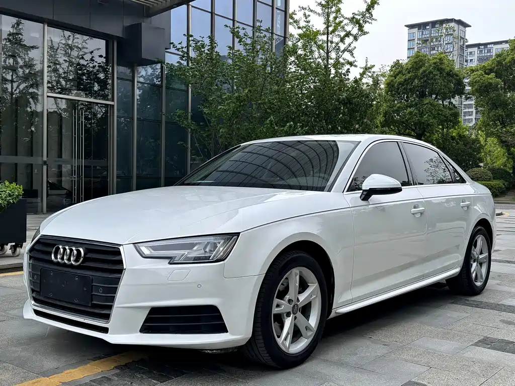 Audi A4L 2017 — фото 1