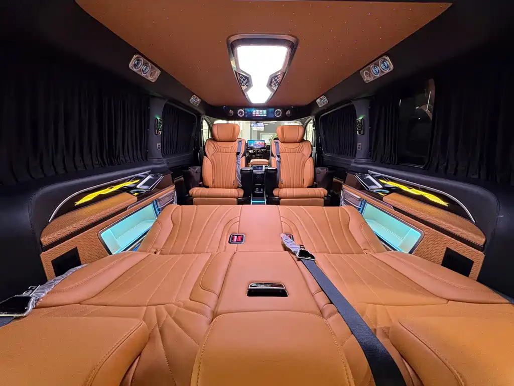 Toyota Hiace — фото 12