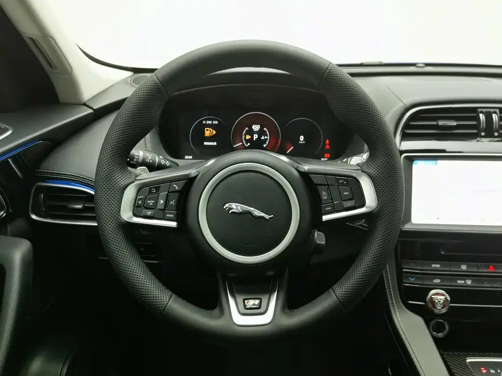 Jaguar F-PACE 2017 — фото 11