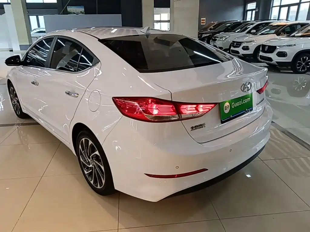 Hyundai Elantra 2019 — фото 5
