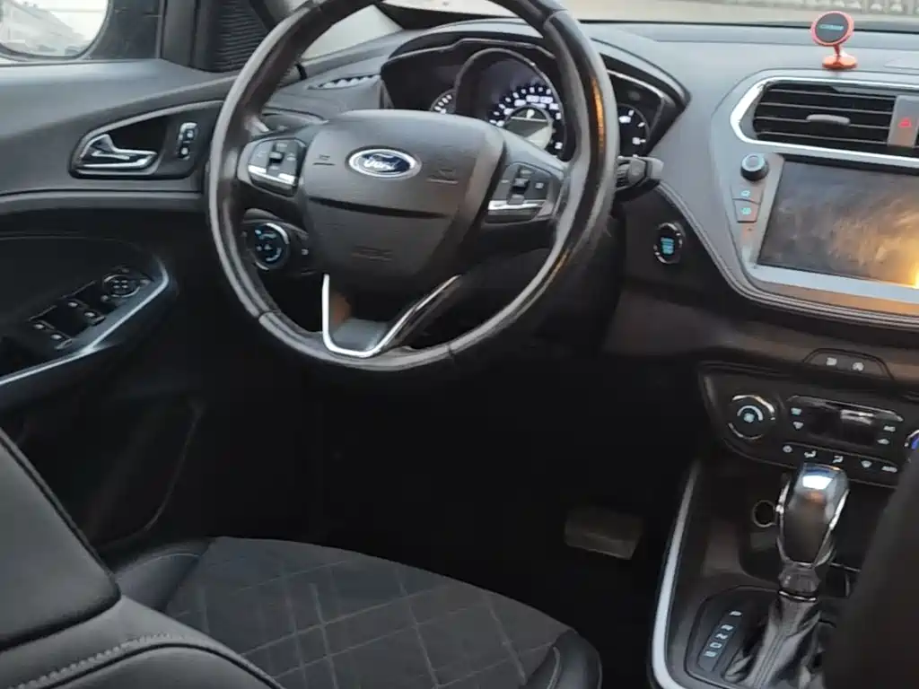 Ford Escort 2019 — фото 11