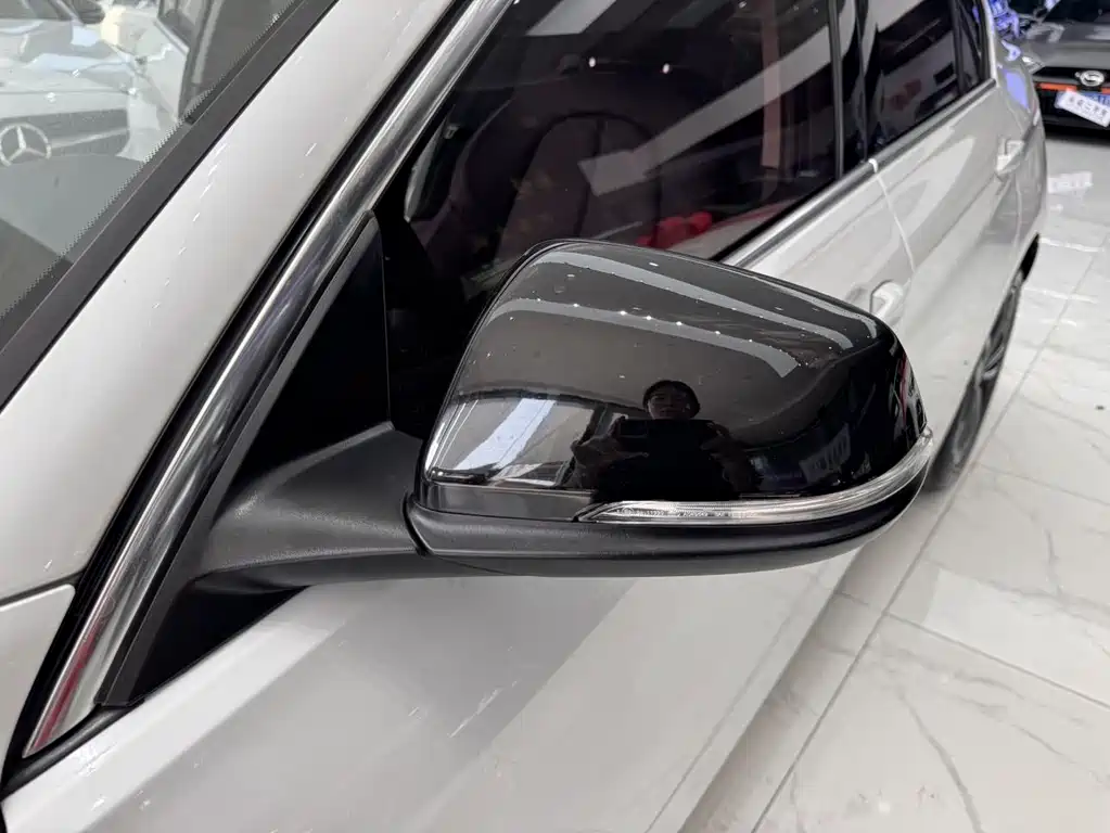 BMW 1 Series 2018 — фото 10