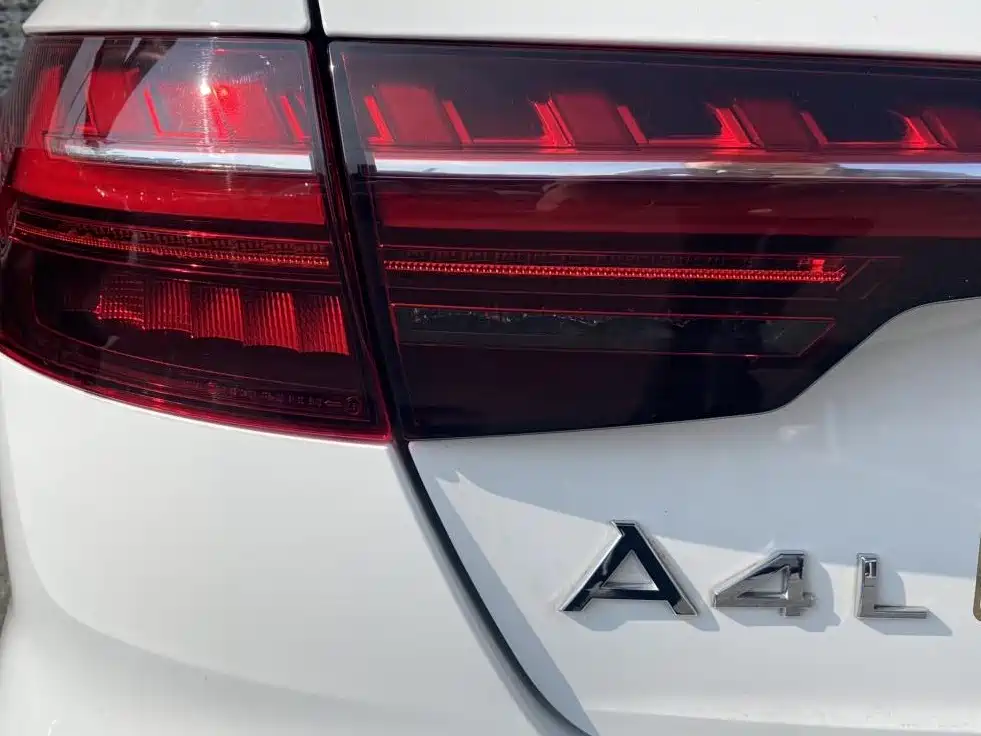 Audi A4L 2022 — фото 13