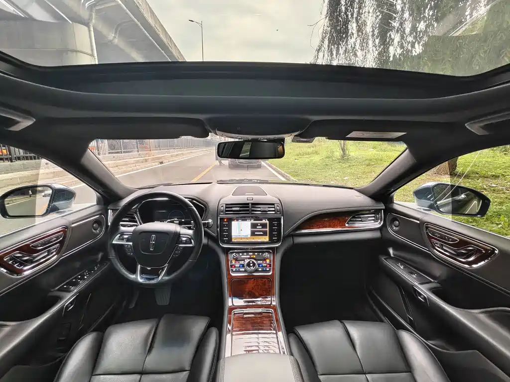 Lincoln Continental 2017 — фото 18