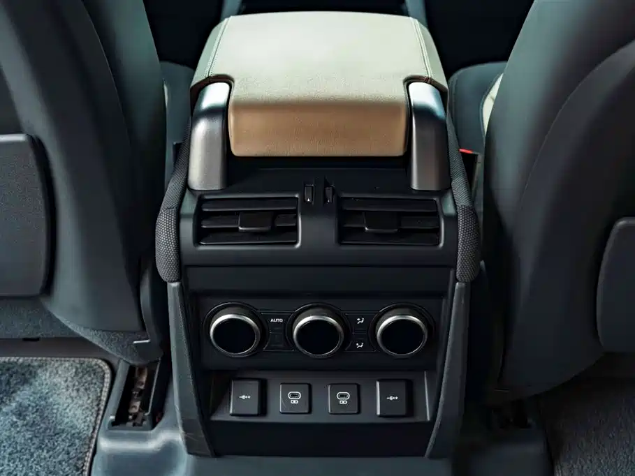 Land Rover Defender 2022 — фото 17