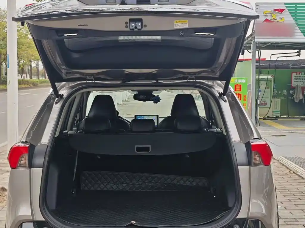 Toyota RAV4 2020 — фото 15